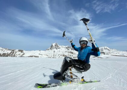 Aus dem Rolli auf die Skipiste: Skifahrvergnügen sitzend